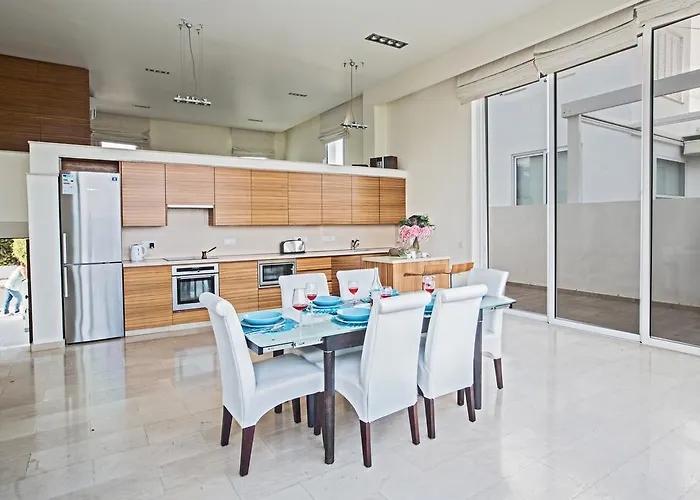 Leana Front Line * Protaras