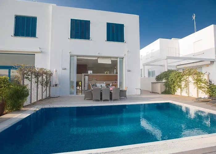 Leana Front Line Vila *