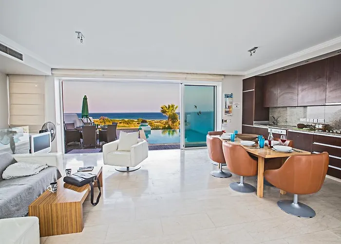 Leana Front Line Vila *