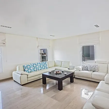 Leana Front Line Вилла *