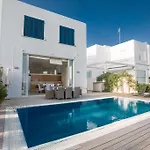 Villa Leana Front Line
