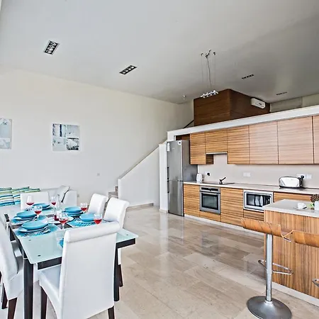 Villa Leana Front Line