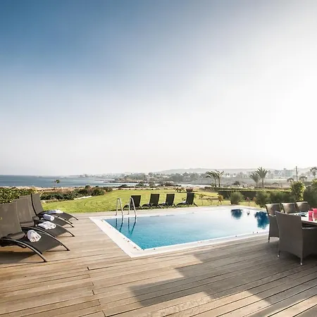 Villa Leana Front Line