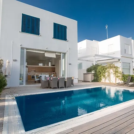 Villa Leana Front Line