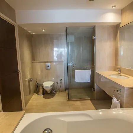 Leana Front Line * Protarász