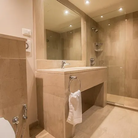 Villa Leana Front Line *