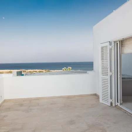 Villa Leana Front Line *