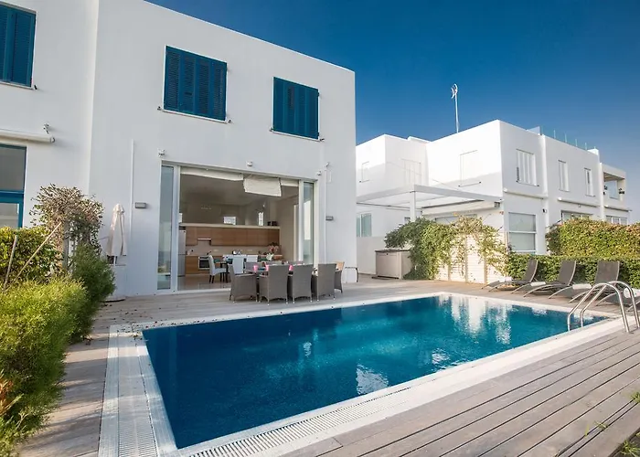 וילה Leana Front Line